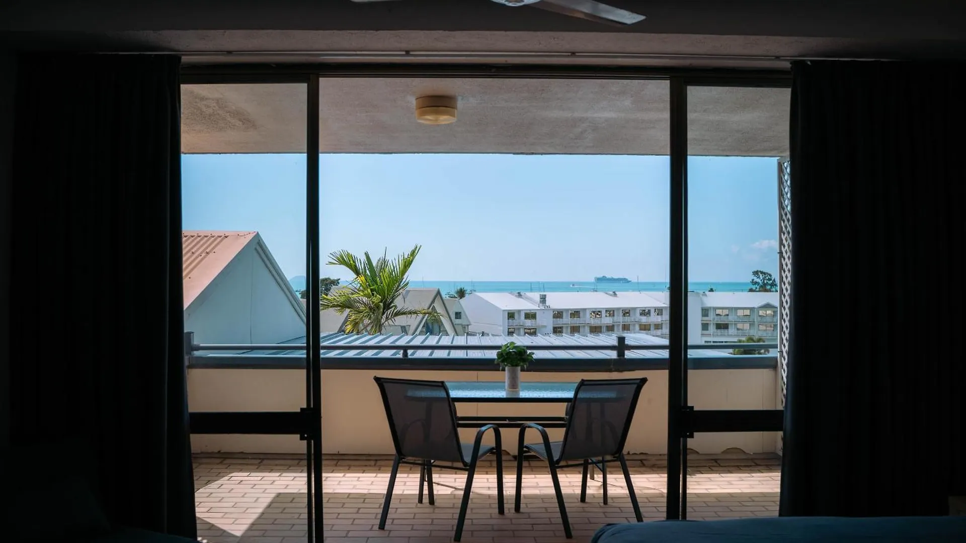 Studio Apartment, Centre Of Airlie With Sea Views Airlie Beach