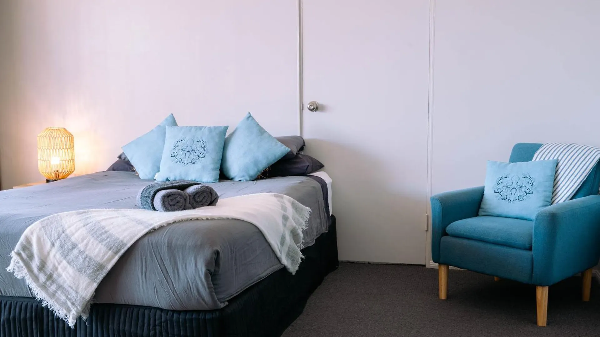 Studio Apartment, Centre Of Airlie With Sea Views Airlie Beach