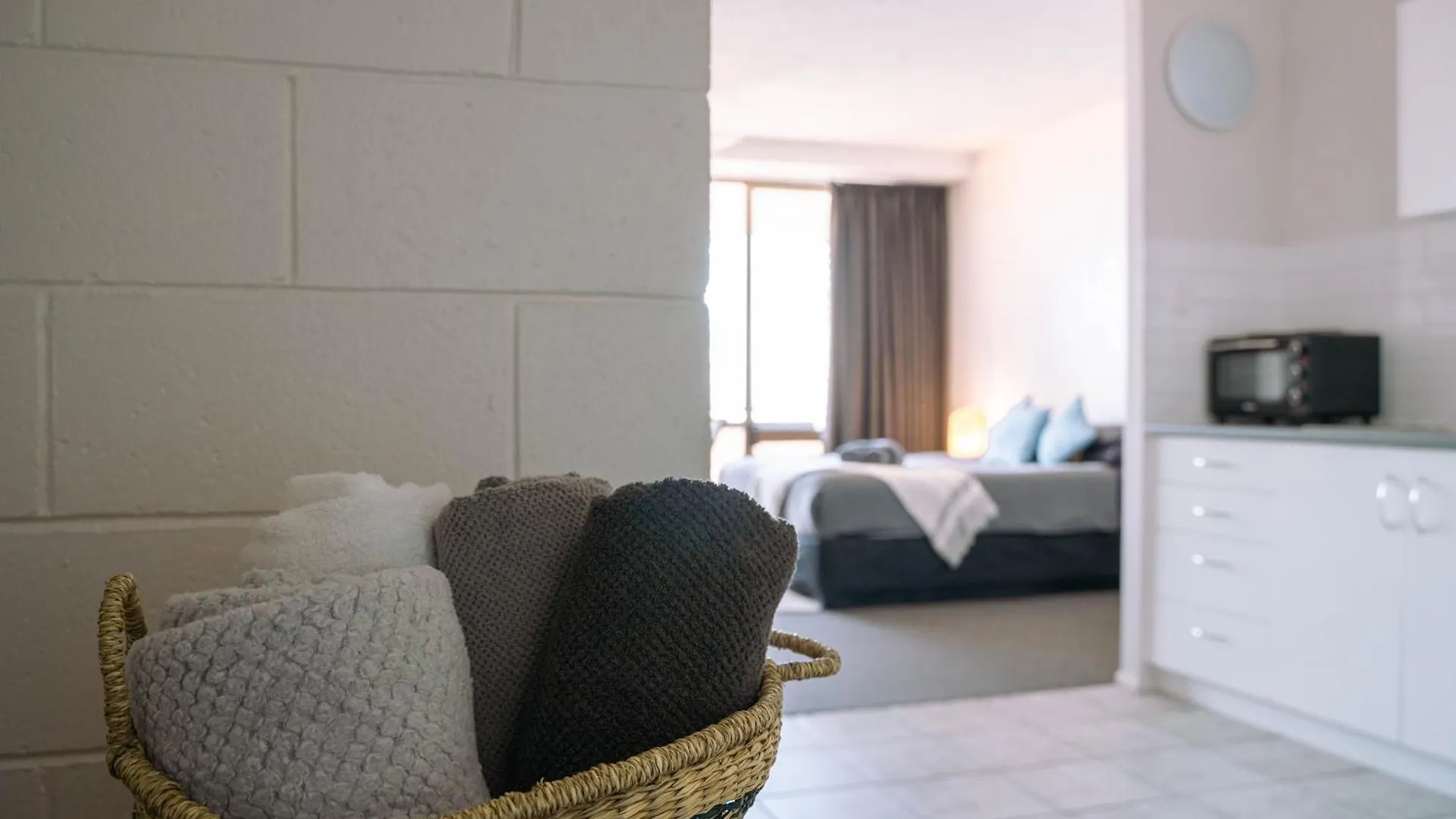 Studio Apartment, Centre Of Airlie With Sea Views Airlie Beach